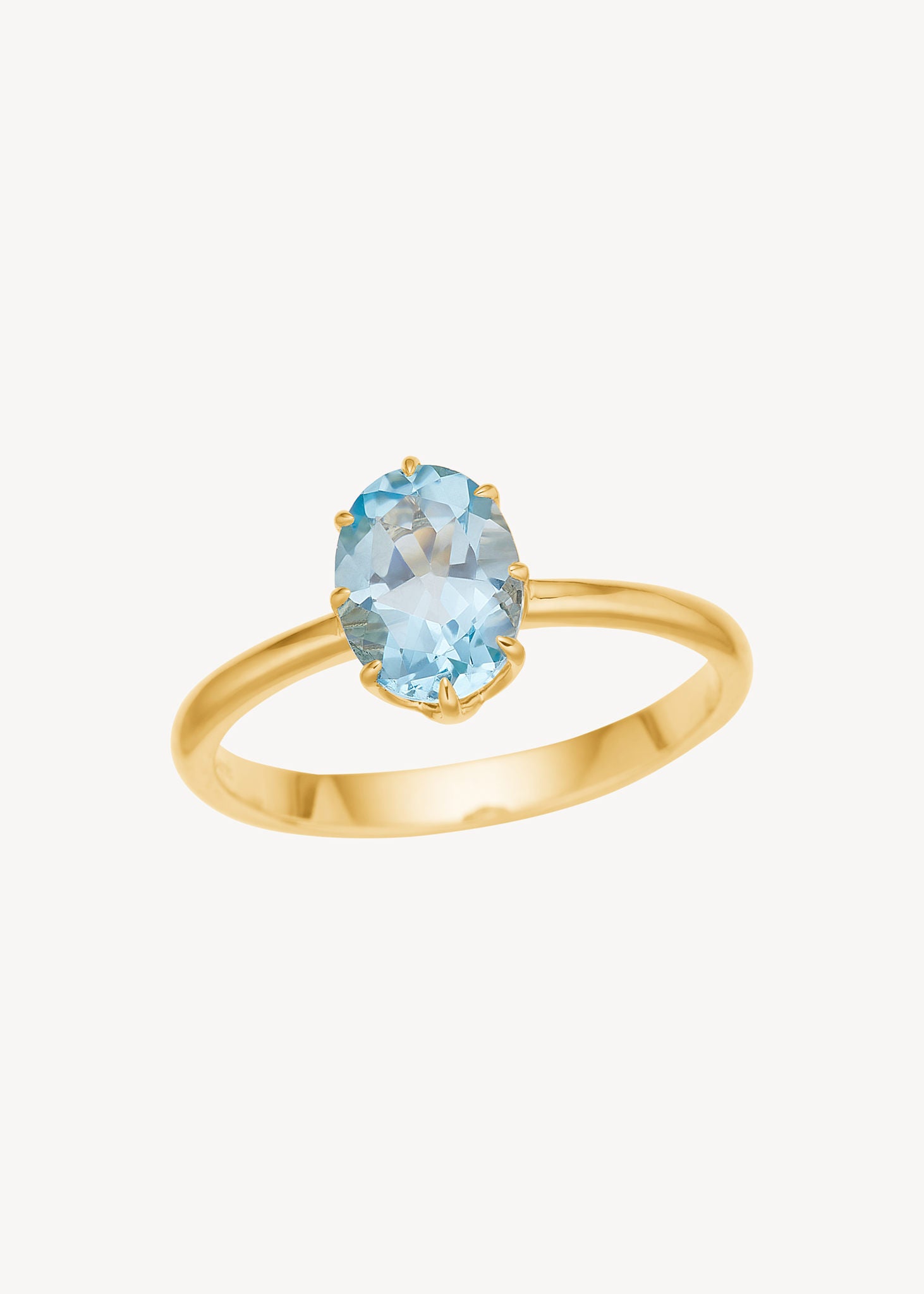 En stens ring i ægte 10-karat guld med en stor blå topas ædelsten, der er novembers fødselssten, med et stjernemønster bag stenen, pefekt gave til hende, forlovelsesring og smuk blå ring til bruden