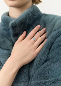 ung kvinde med smuk ring i 10k ægte guld med tre ædelsten og blå topas ædelsten fra carré jewellery