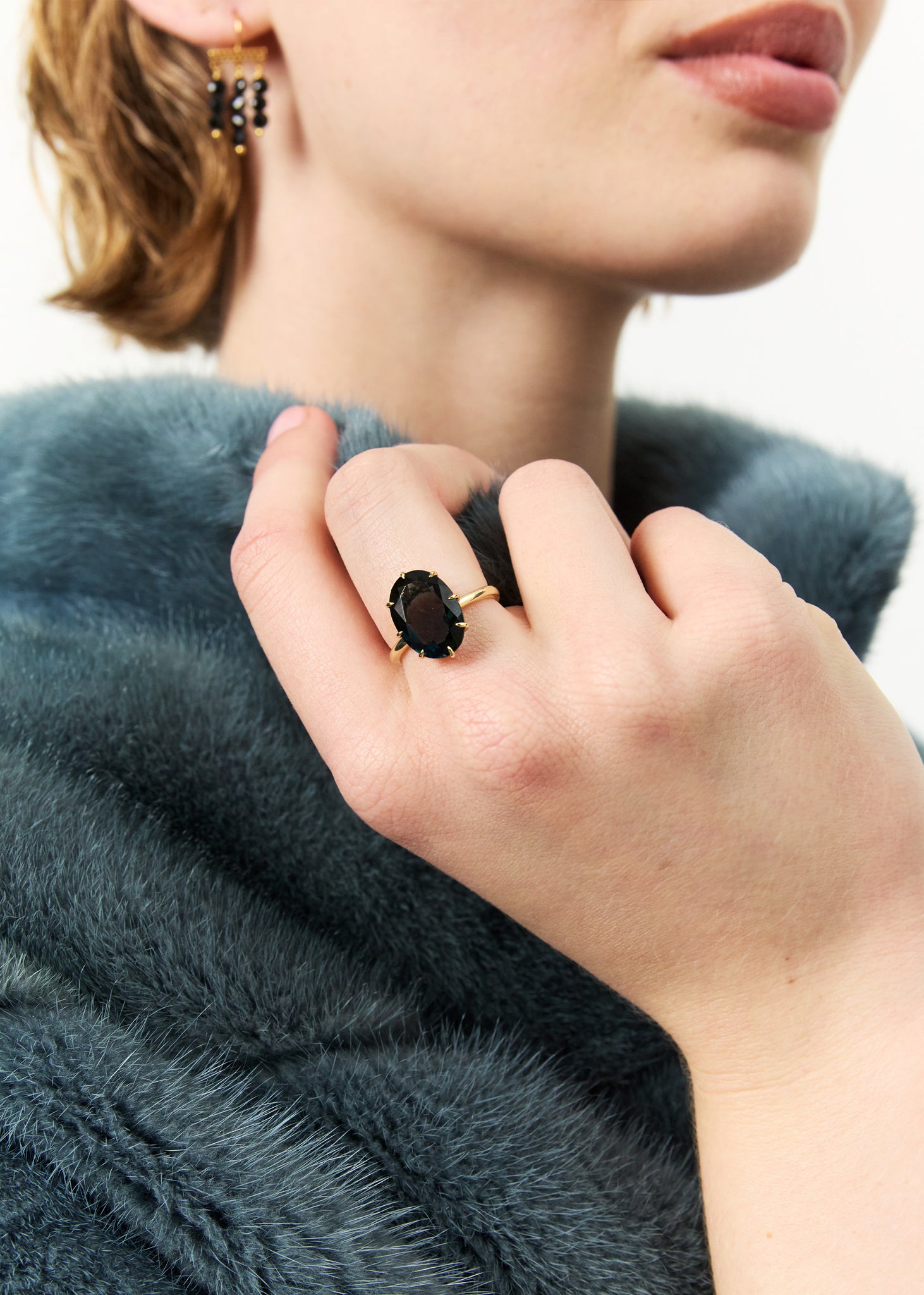 ung kvinde med stor cocktail ring med en london blå topas ædelsten fra carré jewellery 