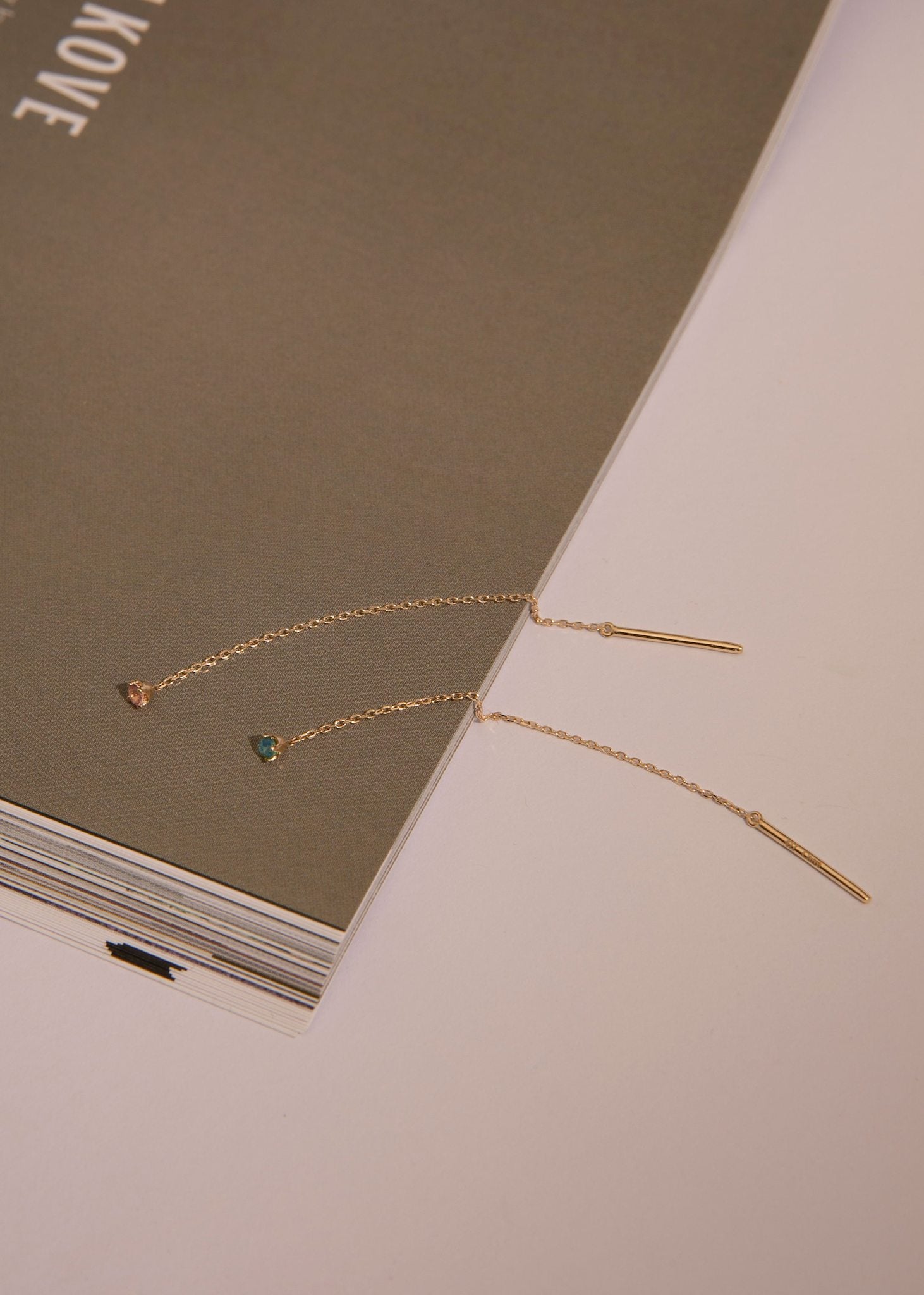 Melina ørestikker fra carré jewellery i ægte 10 karat guld med london blå topas ædelsten