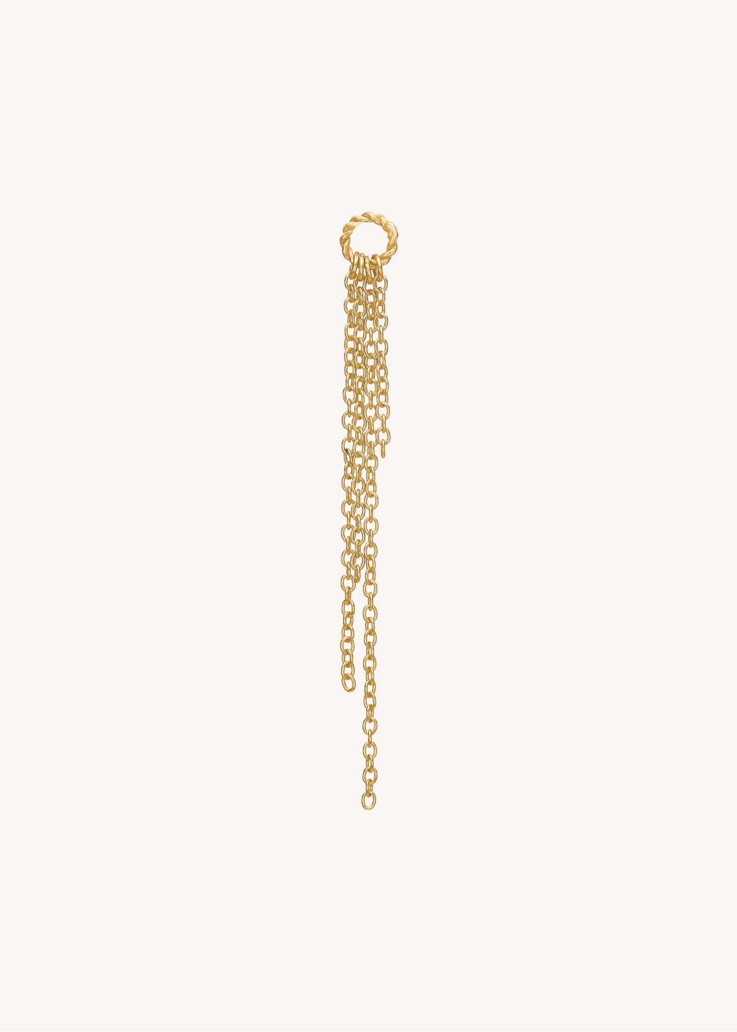 Lang delikat chain charm i guld med kæder til øreringe og hoops fra carré.