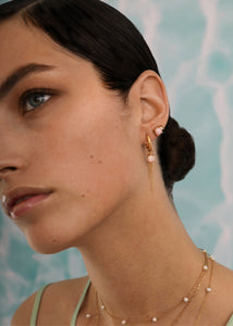 Kvinde med søde sommer smykker fra carré jewellery med kæder, hoops og lyserøde opal ædelsten ørestikker